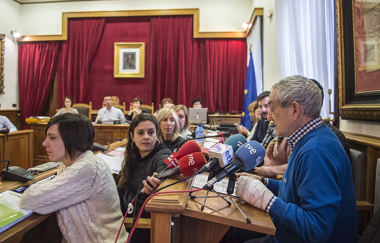 Maribel Tellaetxeren senar Txema Lorente, atzoko udalbatzan. M. R. / FOKU.