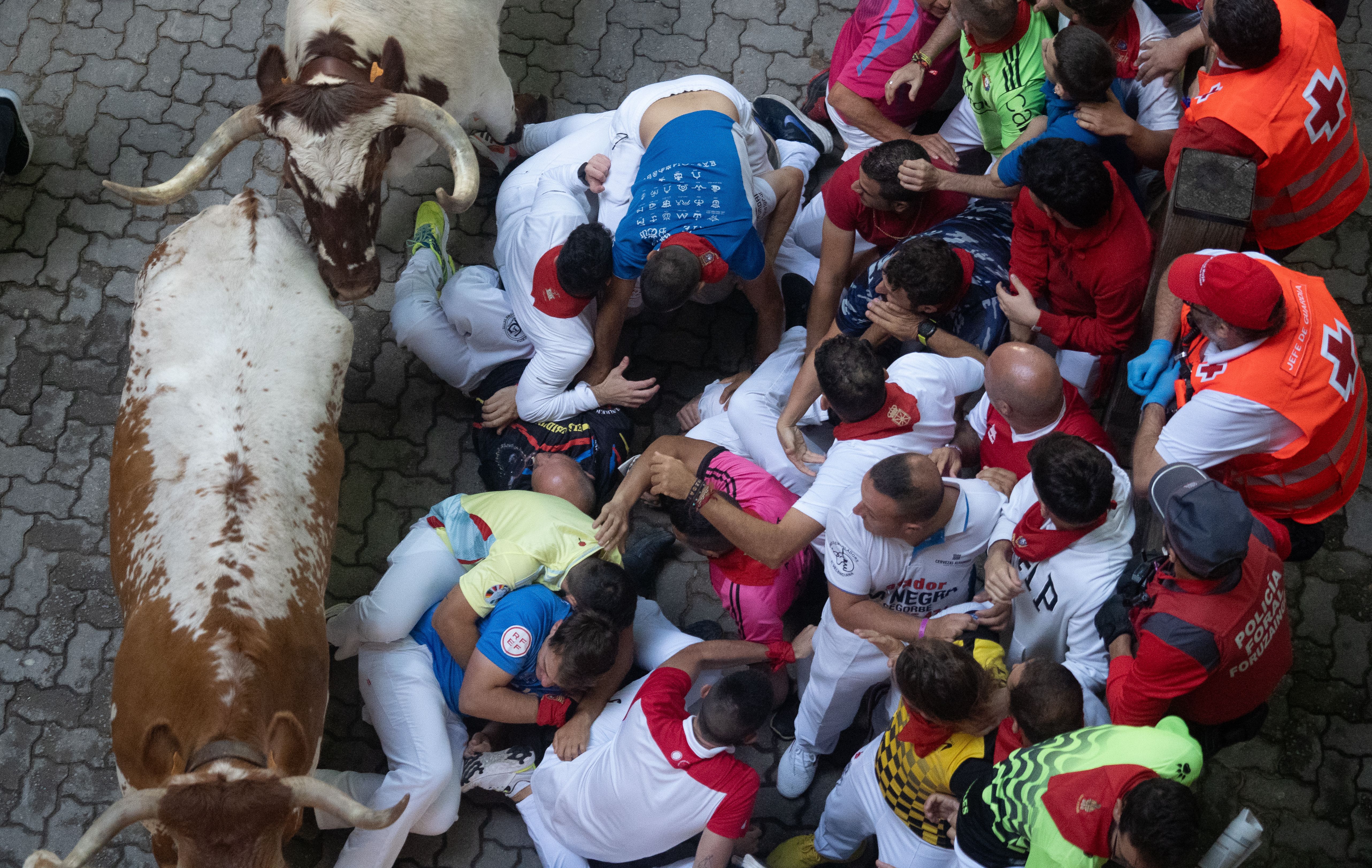 Jendentza estafeta kalean, sanferminetako laugarren entzierroan. AINHOA TEJERINA / EFE