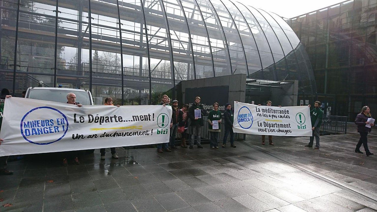 Bizi mugimenduko kideen protesta, atzo eguerdian, Pauen. BERRIA. Bizi mugimenduko kideen protesta, atzo eguerdian, Pauen. BERRIA.