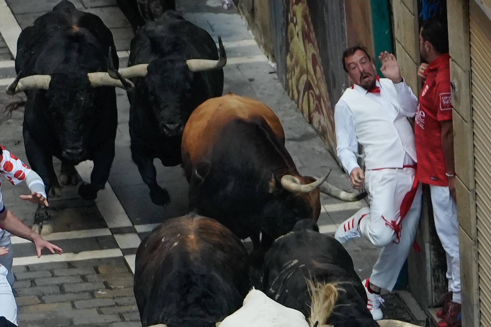 Fuente Ymbro ganadutegiko zezenak Estafeta kalea jeisten dutela. AINHOA TEJERINA / EFE 