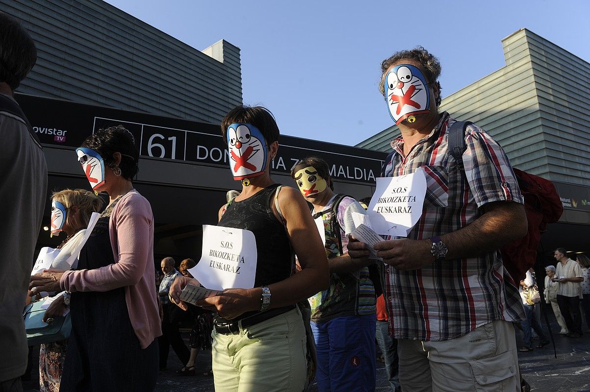 Bikoizleek Donostiako Zinemaldian egindako protesta, 2013ko irailean, SOS bikoizketa euskaraz lelopean. JON URBE / FOKU.