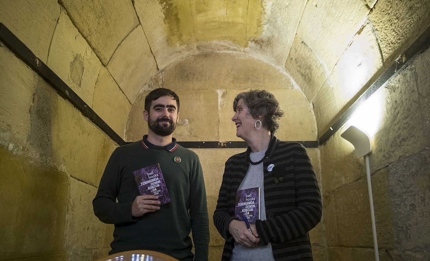 Hedoi Etxarte Katakrakeko kidea eta Mari Luz Esteban hitzaurrearen egilea, liburuaren aurkezpenean. JON URBE / FOKU. Hedoi Etxarte Katakrakeko kidea eta Mari Luz Esteban hitzaurrearen egilea, liburuaren aurkezpenean. JON URBE / FOKU.