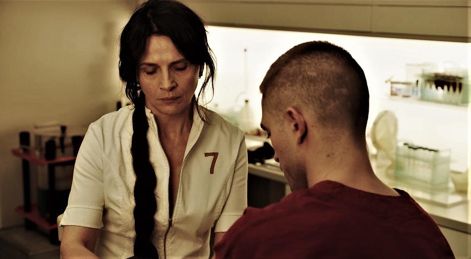 Juliette Binoche eta Robert Pattinson aktoreak filmeko eszena batean. BERRIA.