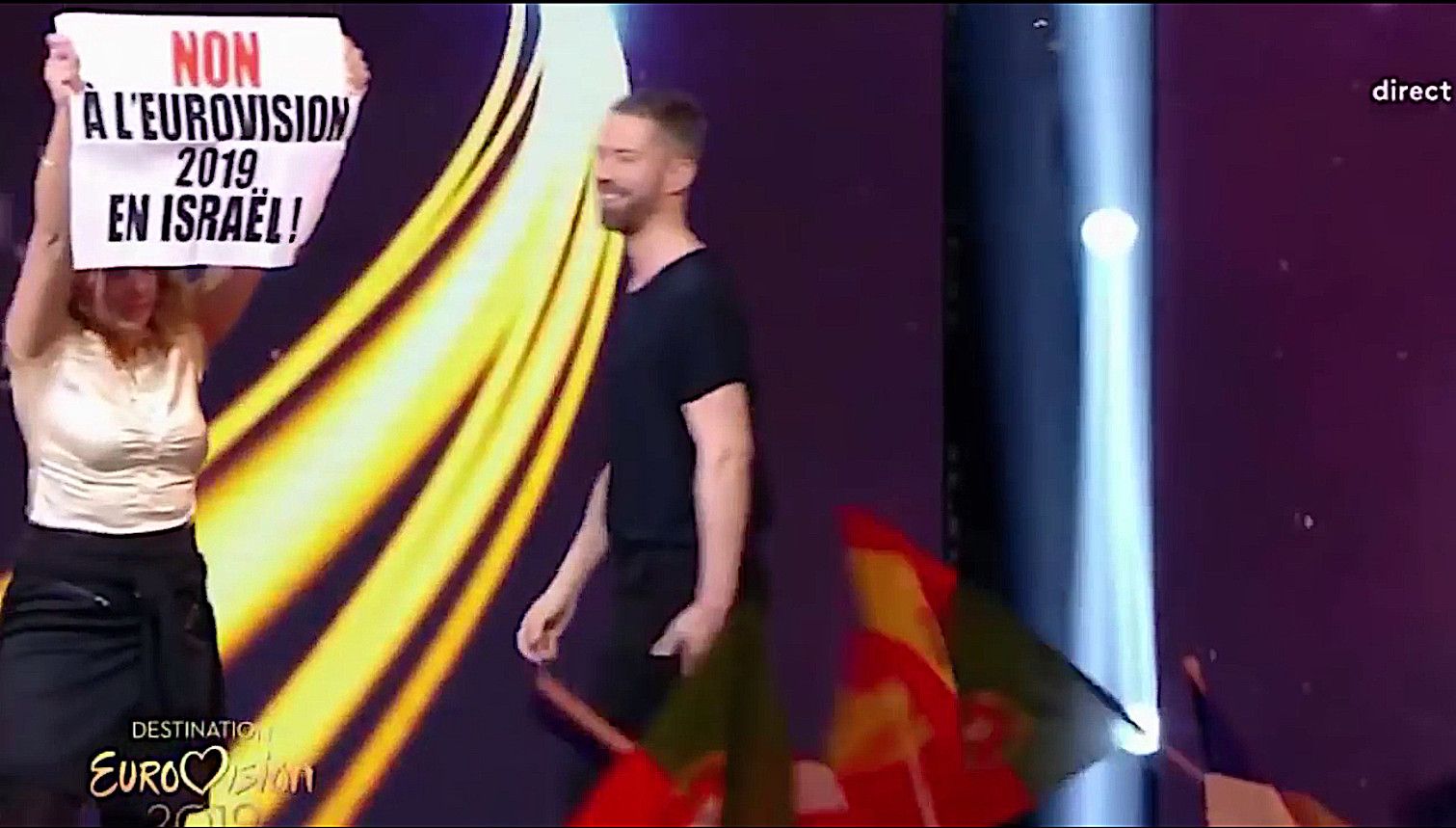 Protestari bat, Frantziak Eurovision-era bidaliko duen ordezkaritza aurkezteko jaialdian, urtarrilaren 19an. BERRIA.