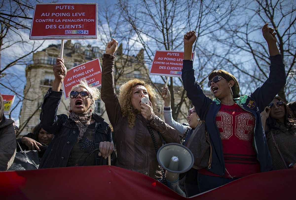 Prostituten protesta, Parisen, bezeroak zigortzearen aurka, 2016ko apirilean, legea onartu zenean. IAN LANGSDON / EFE.