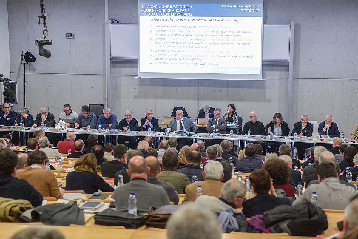Euskal Hirigune Elkargoko kontseiluaren bilera, atzo, Baionan. ISABELLE MIQUELESTORENA. Euskal Hirigune Elkargoko kontseiluaren bilera, atzo, Baionan. ISABELLE MIQUELESTORENA.