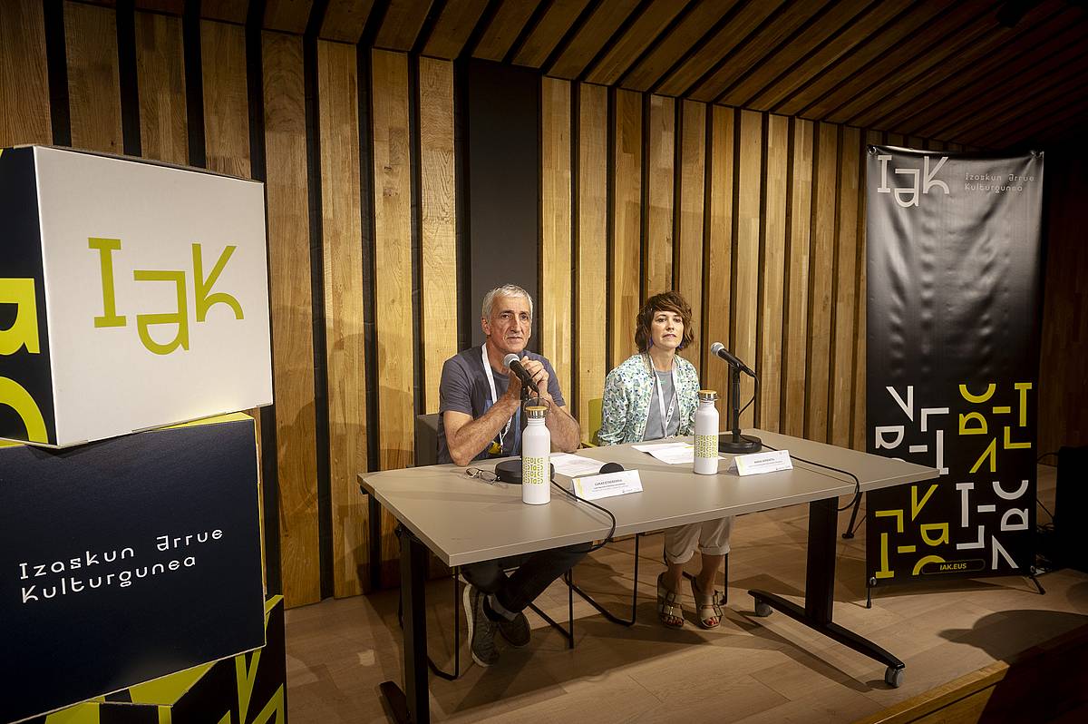 Lukas Etxeberria lehendakaria eta Amaia Kerexeta komunikazio arduraduna, gaur goizeko agerraldian, Izaskun Arrue kulturgunean. JAIZKI FONTANDEA / FOKU