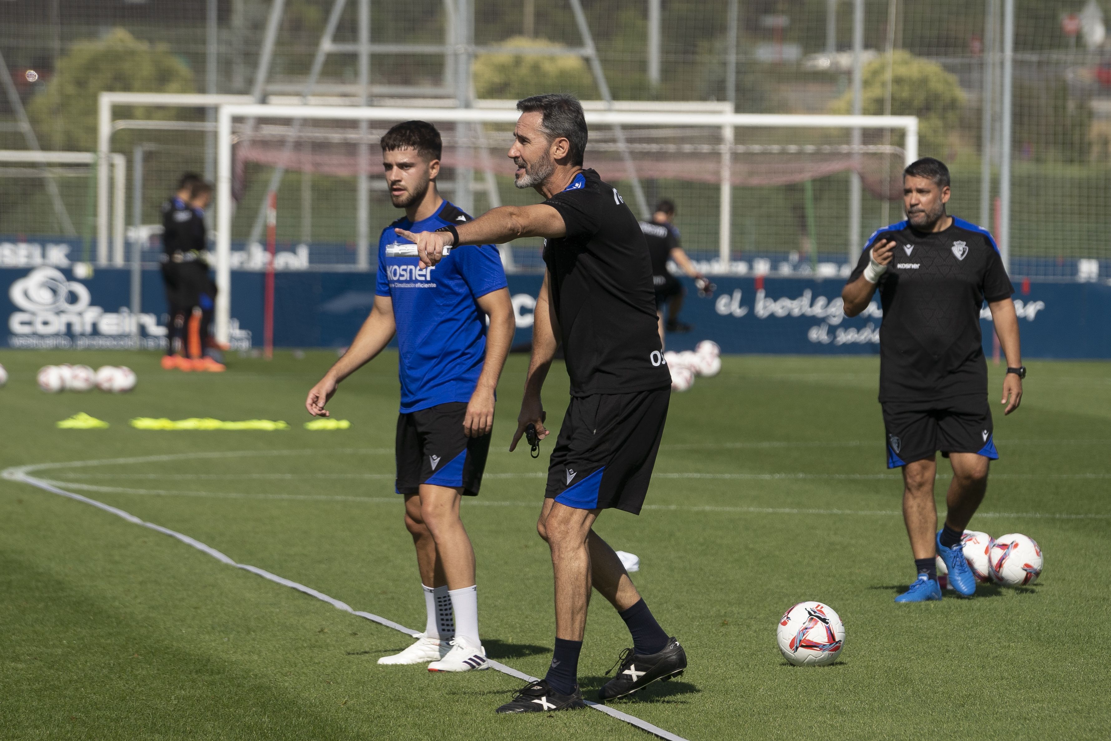Vicente Moreno Osasunaren lehenengo entrenamendua zuzentzen. IÑIGO URIZ / FOKU