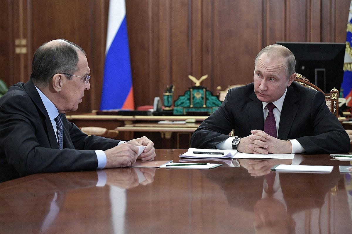 Putin, argazkiaren eskuinaldean, Lavrov Atzerri ministroarekin hitz egiten, atzo, Moskun. ALEXEY NIKOLSKY / EFE.