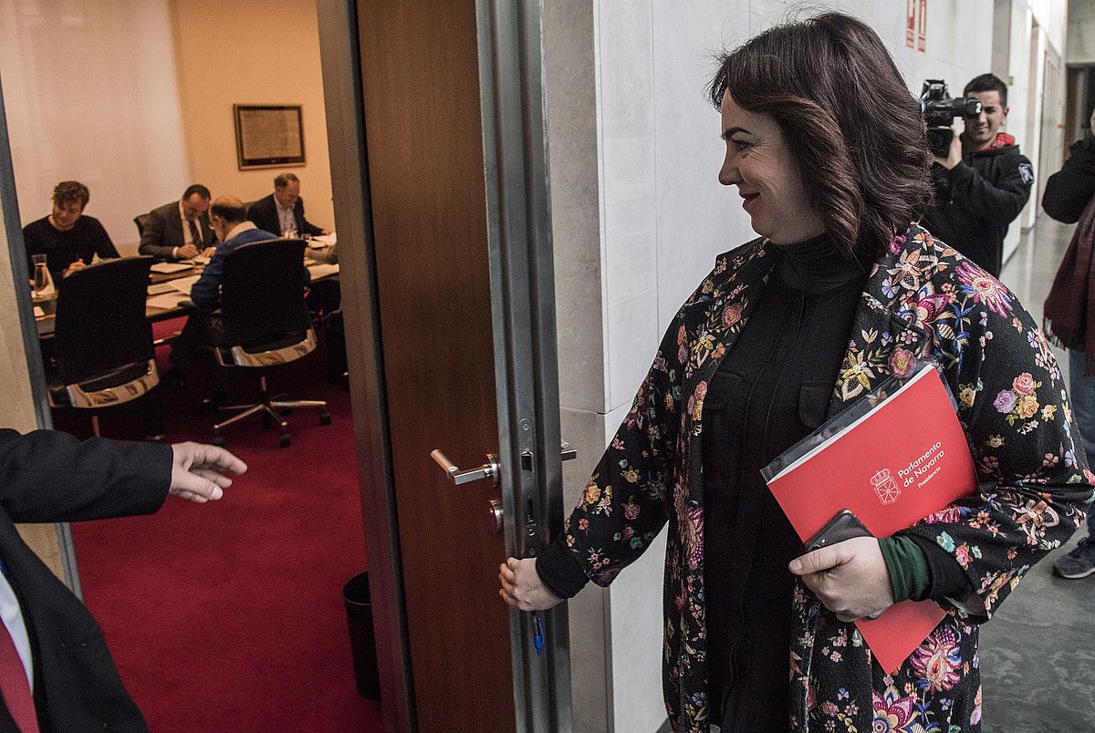 Ainhoa Aznarez parlamentuko presidentea, duela bi aste, bilerara sartu aurretik. JAGOBA MANTEROLA / FOKU.