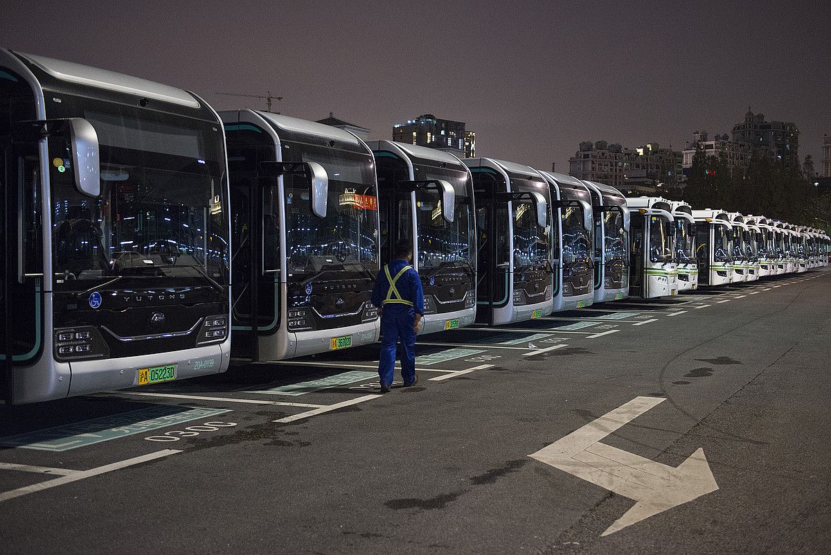 Autobus elektrikoak Shanghaiko autobustegian. Ia hamar mila dira hiri horretan. ZIGOR ALDAMA.