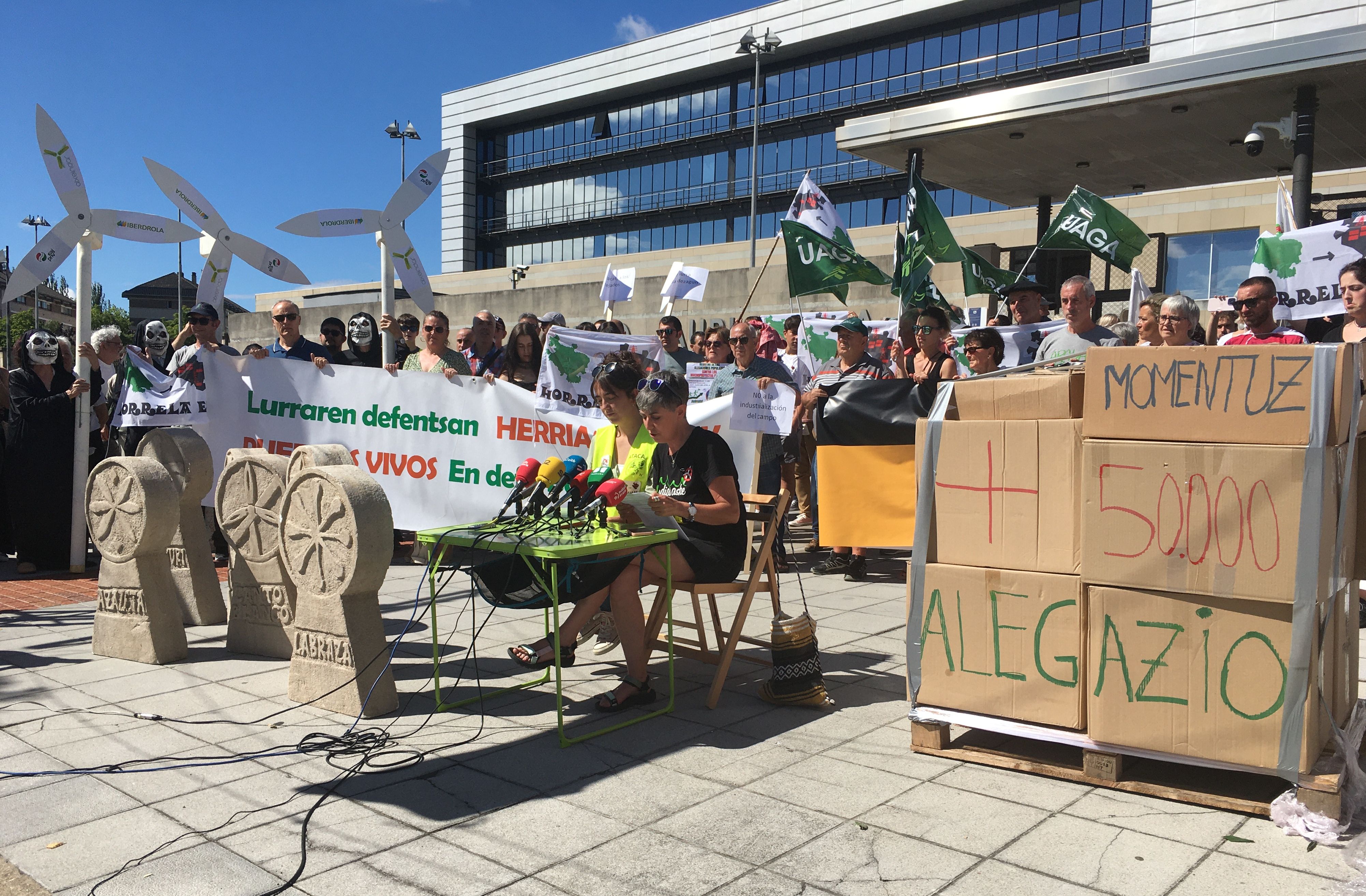 Solariaren Arabako proiektuen aurkako alegazioak aurkezteko agerraldia, Gasteizen, Eusko Jaurlaritzaren egoitzaren parean.