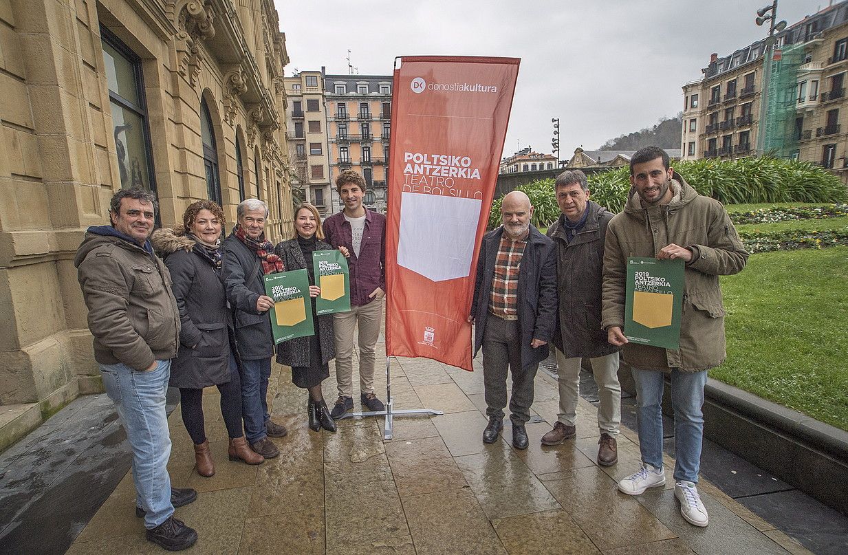 Antolatzaileak eta hainbat parte hartzaile Donostian bildu ziren, atzo, Poltsiko Antzerkiaren jaialdiaren aurkezpenean. GORKA RUBIO / FOKU.