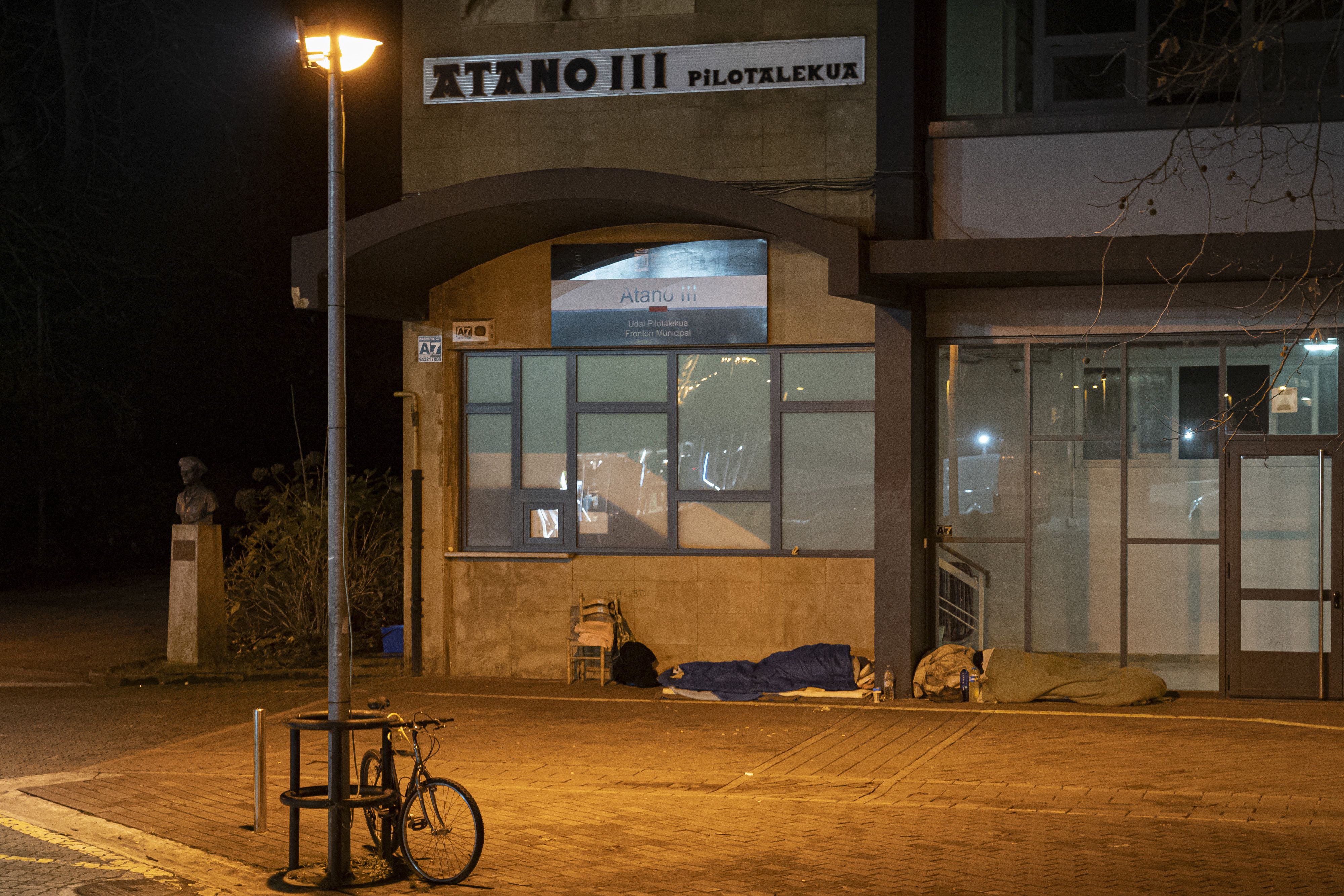 Bi etxegabe Atano III.a pilotalekuaren kanpoaldean, Donostian. GORKA RUBIO / FOKU