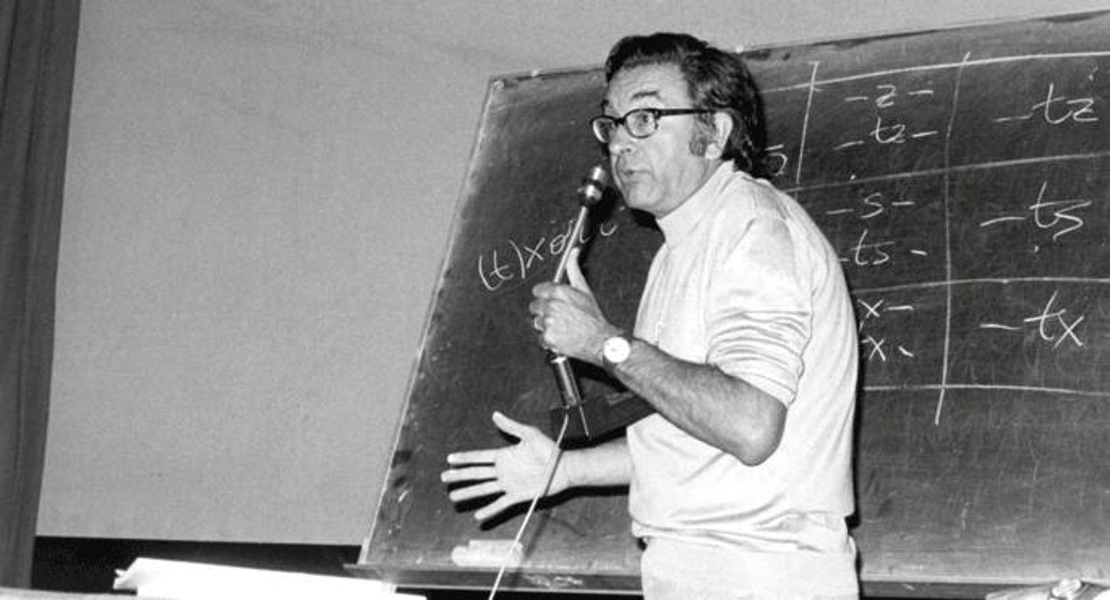 Jose Luis Alvarez Enparantza Txillardegi, 1978ko Euskaltzaindiaren Bergarako Biltzarrean. BERRIA.