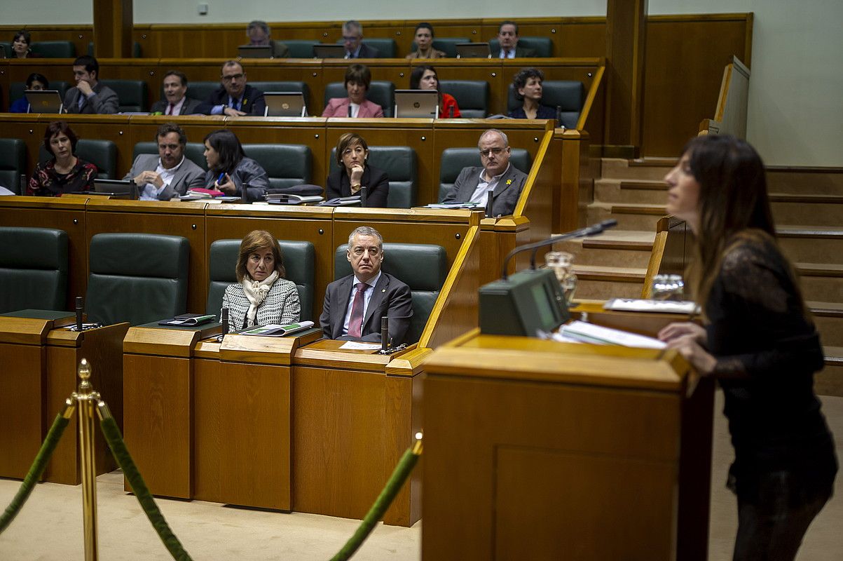 Janire Landaluze Euskal Herriko Eskubide Sozialen Kartako kidea herri ekinaldi legegilea defendatzen, atzoko osoko bilkuran. JAIZKI FONTANEDA / FOKU.