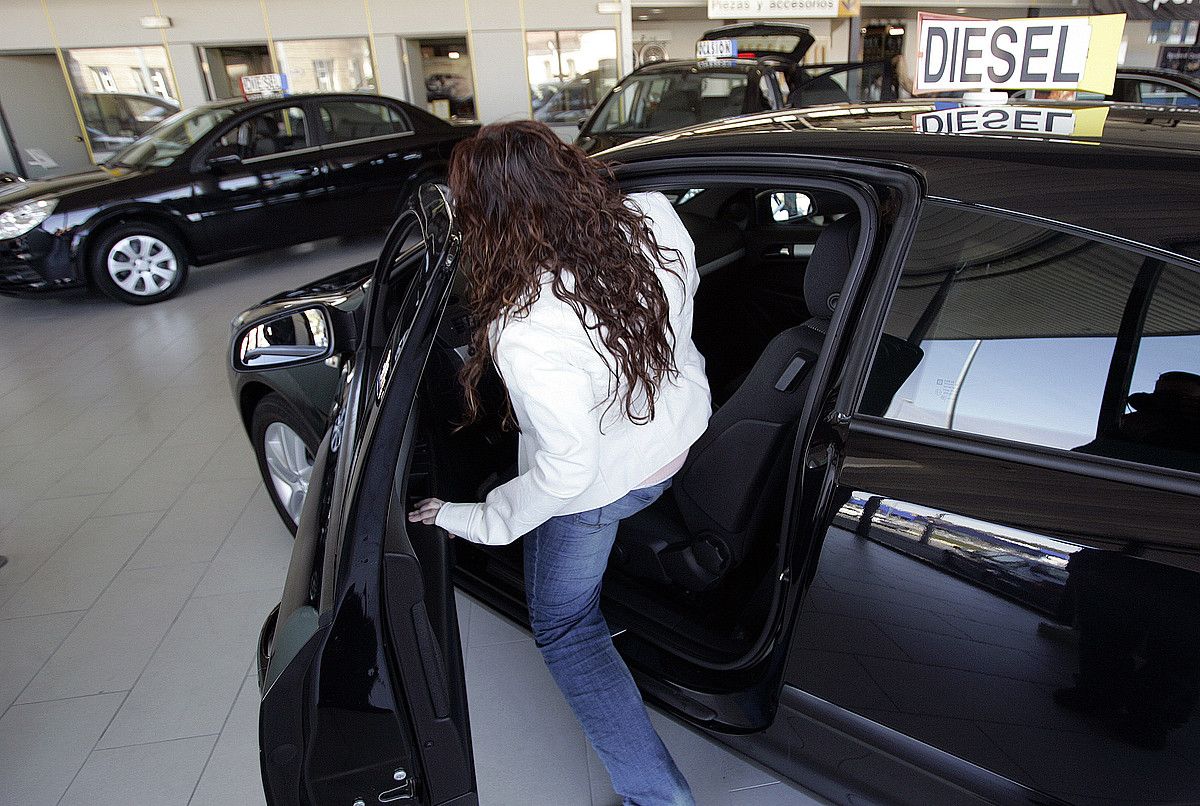 Bezero bat auto kontzesionario batean, diesel batera sartzen. IÑIGO URIZ / FOKU. Bezero bat auto kontzesionario batean, diesel batera sartzen. IÑIGO URIZ / FOKU.
