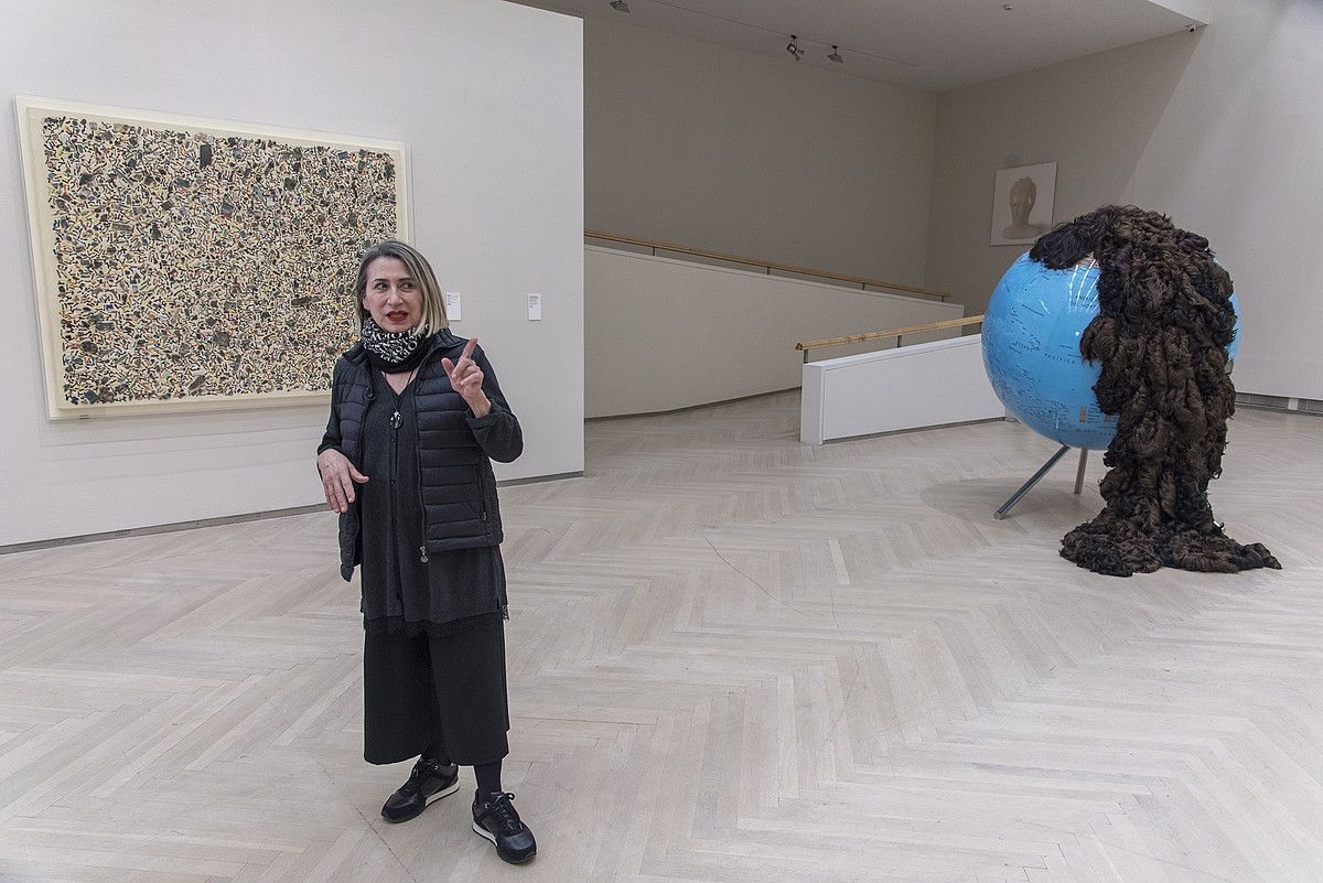 Carmen Calvo artista, Materias (Materiak) eta Et purlèche la face ronde (Eta aurpegi biribila miazkatzen du) lanak atzean dituela. ANDONI CANELLADA / FOKU.
