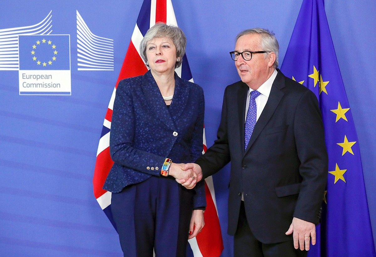 Theresa May Erresuma Batuko lehen ministroa eta Jean-Claude Juncker Europako Batzordeko presidentea, atzo, Bruselan. OLIVIER HOSLET / EFE.