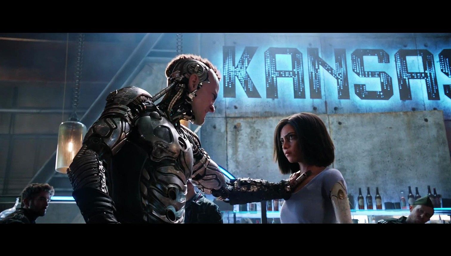 Alita gaztea da filmeko progatonista; ezagutzen ez duen mundu batean esnatuko da. BERRIA. Alita gaztea da filmeko progatonista; ezagutzen ez duen mundu batean esnatuko da. BERRIA.