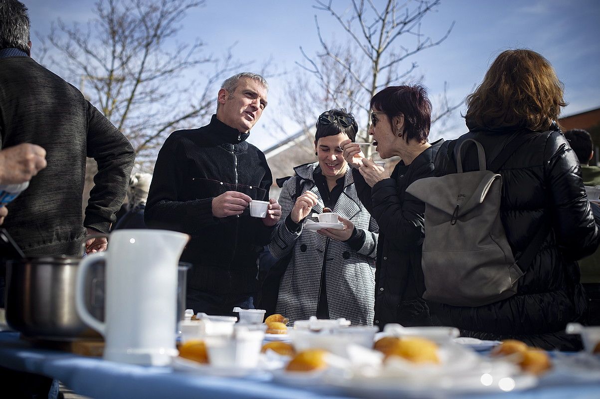 Memoria berreskuratzeko esperientzia gozoarekin nahastu ziren atzo 1976ko oroitzapen garratzak Gasteizen, Memoria Gunearen atarian. JAIZKI FONTANEDA / FOKU.