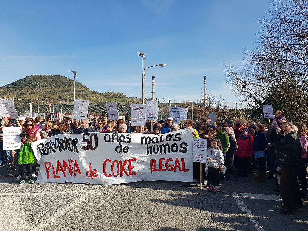 Petronorren isurien aurkako manifestazioa, atzo, Zierbena eta Muskiz artean. MIKEL OTERO.