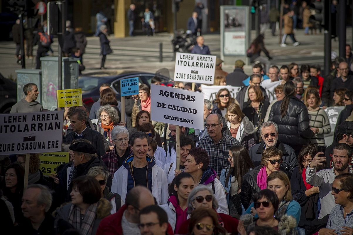 Lehen arretako langileek atzo eguerdian Gasteizen eginiko manifestazioa. JAIZKI FONTANEDA / FOKU.