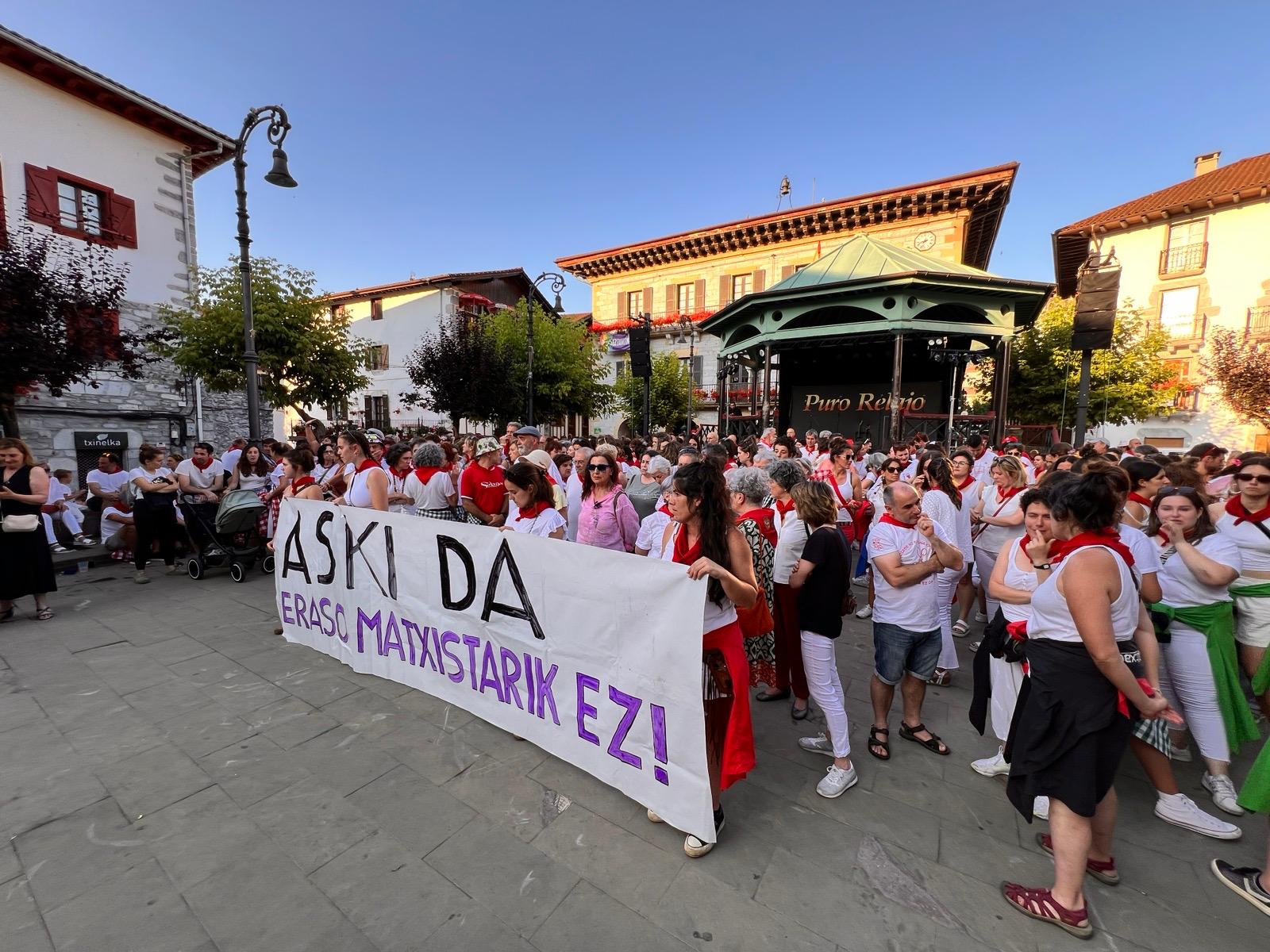 Lesakan agerraldia egin zuten atzo, hereneguko erasoa gaitzesteko. MADDI ANE TXOPERENA