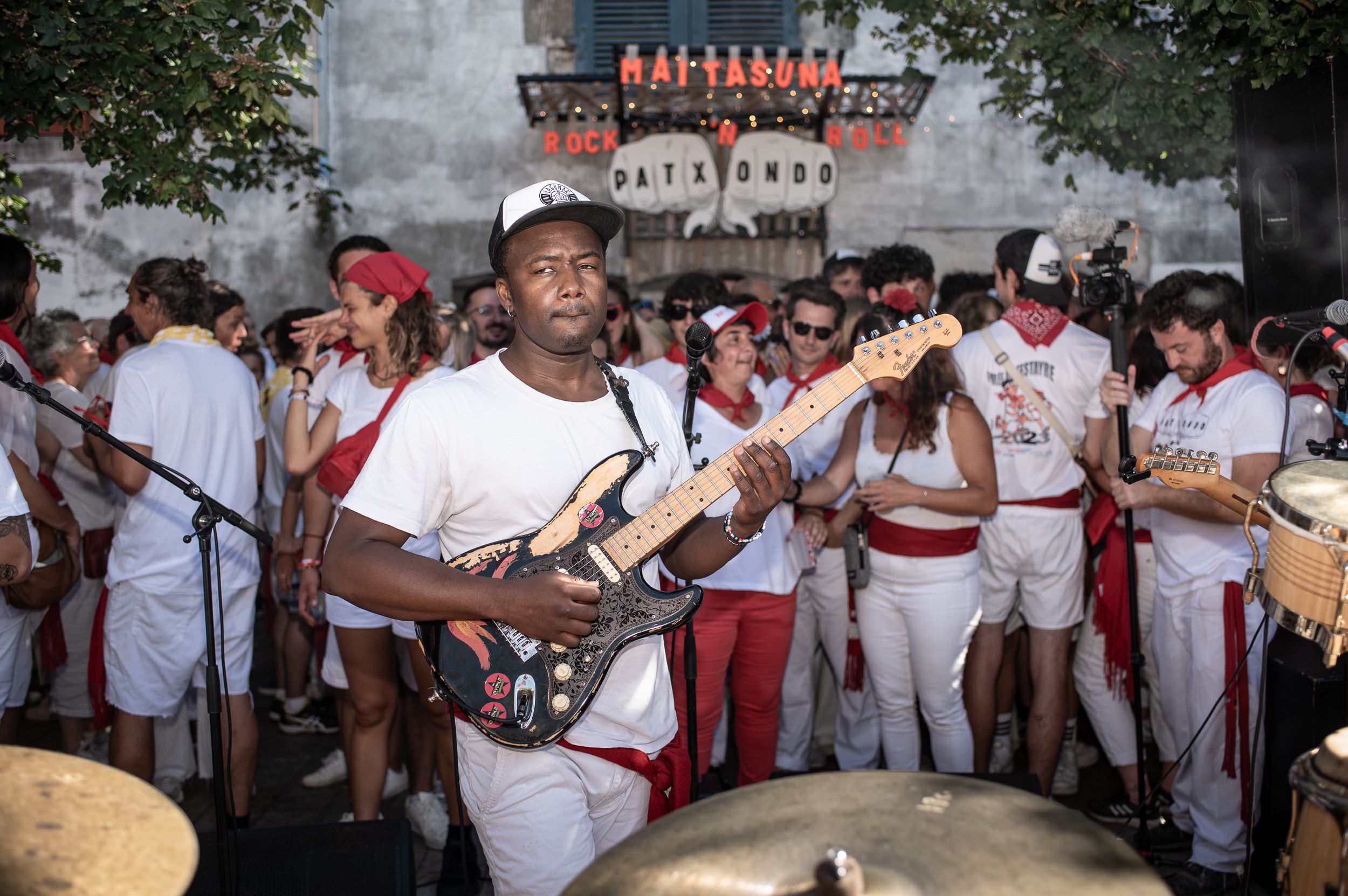Musikaz lagundutako giroa, Baionako besta alternatiboetan. PATXI BELTZAIZ Musikaz lagundutako giroa, Baionako besta alternatiboetan. PATXI BELTZAIZ