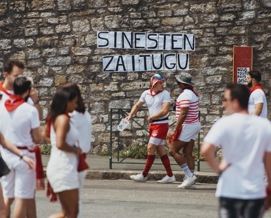 Baionako besten denboran egindako kolaketa feminista bat, iazko uztailean. GUILLAUME FAUVEAU