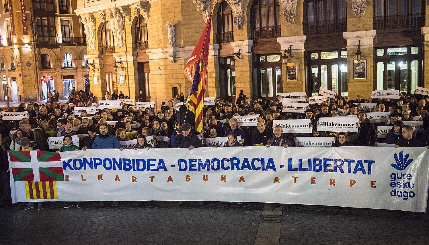 Arriaga antzokiaren aurrean salatu zuten hainbatek Madrilen hasitako epaiketa. MARISOL RAMIREZ / FOKU. Arriaga antzokiaren aurrean salatu zuten hainbatek Madrilen hasitako epaiketa. MARISOL RAMIREZ / FOKU.