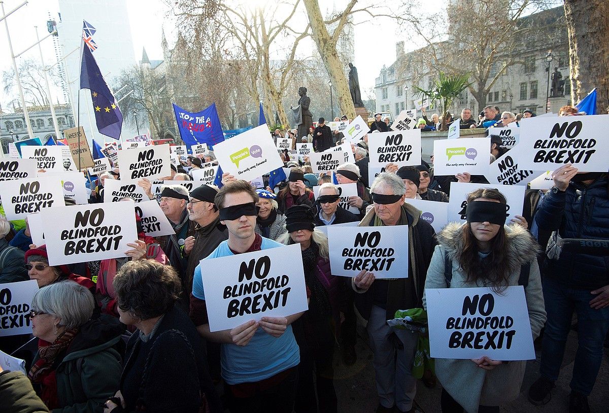 Brexit-aren aurkakoek protesta egin zuten Erresuma Batuko Parlamentuaren kanpoan, Brexit itsurik ez lelopean. FACUNDO ARRIZABALAGA / EFE.