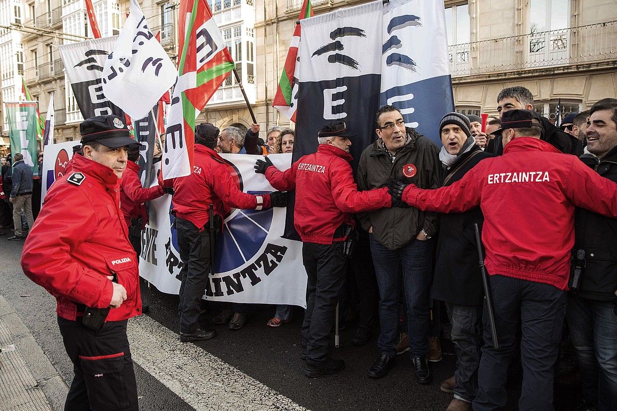 Ertzainen mobilizazio bat, Eusko Legebiltzarraren aurrean, 2018ko martxoan. DAVID AGUILAR / EFE.