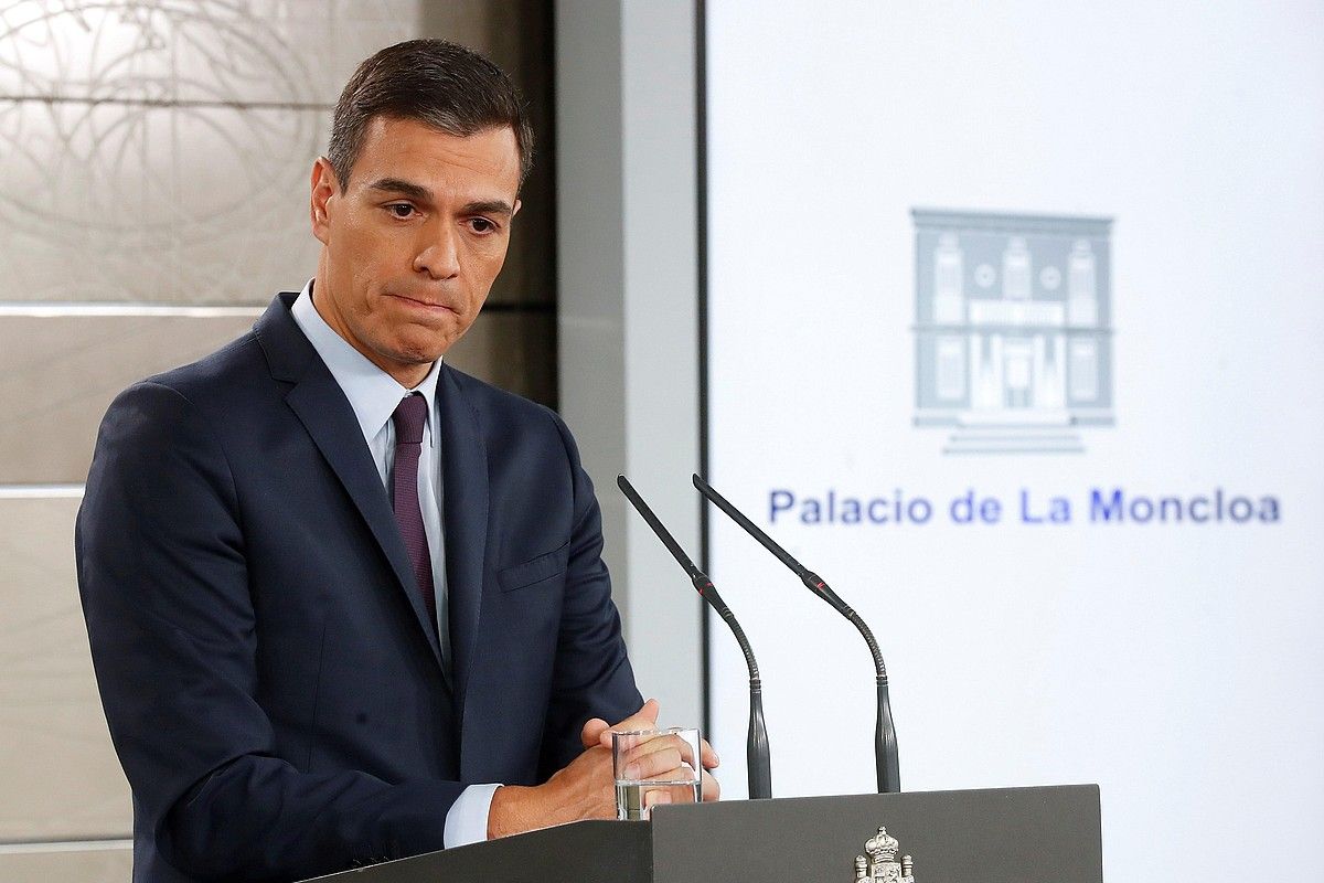 Pedro Sanchez Espainiako presidentea, atzo, Moncloan, hauteskundeen dataren berri ematen. CHEMA MOYA / EFE.