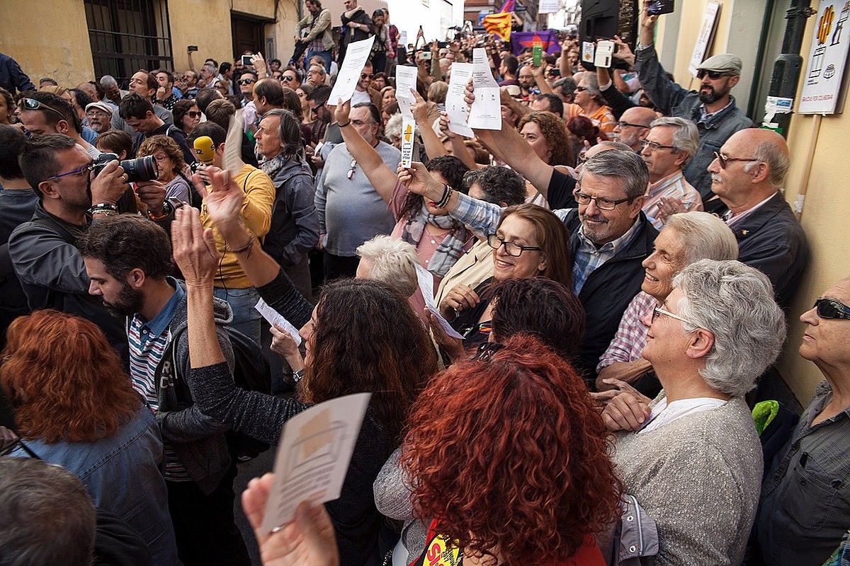 Ikusmina. 2017ko irailean, Kataluniako egoerari buruz eginiko hitzaldira sartu ezinik geratu zen jende ugari. MADRILEÑOS POR EL DERECHO A DECIDIR.