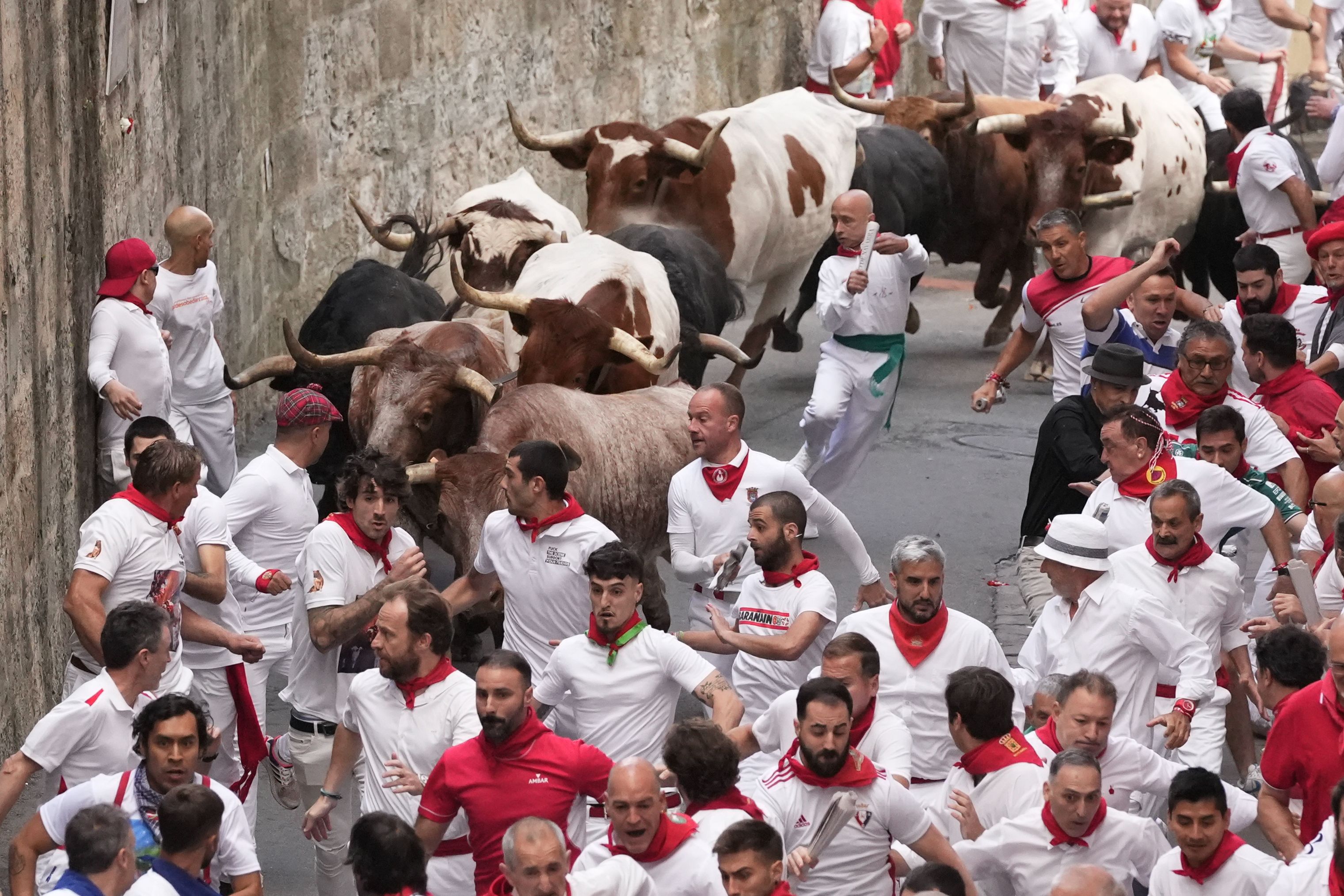 San Domingo aldaparen hasierako harresiaren pean adarkatu du zezenetako batek lasterkari bat. SERGIO MARTIN / EFE