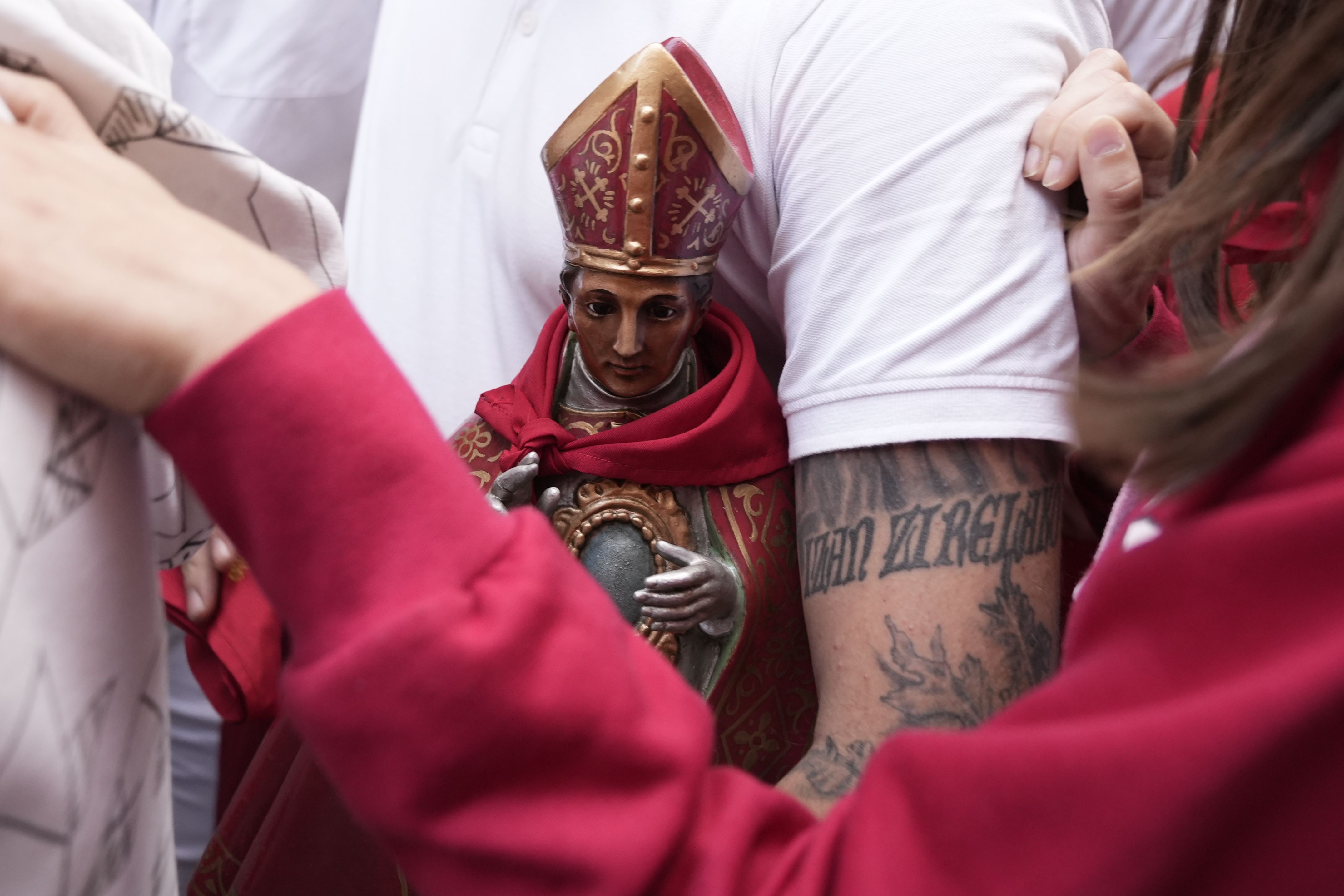 San fermin, horma-hobian jarri baino lehen, seigarren entzierroa hasi baina minutu batzuk lehenago. SERGIO MARTIN / EFE