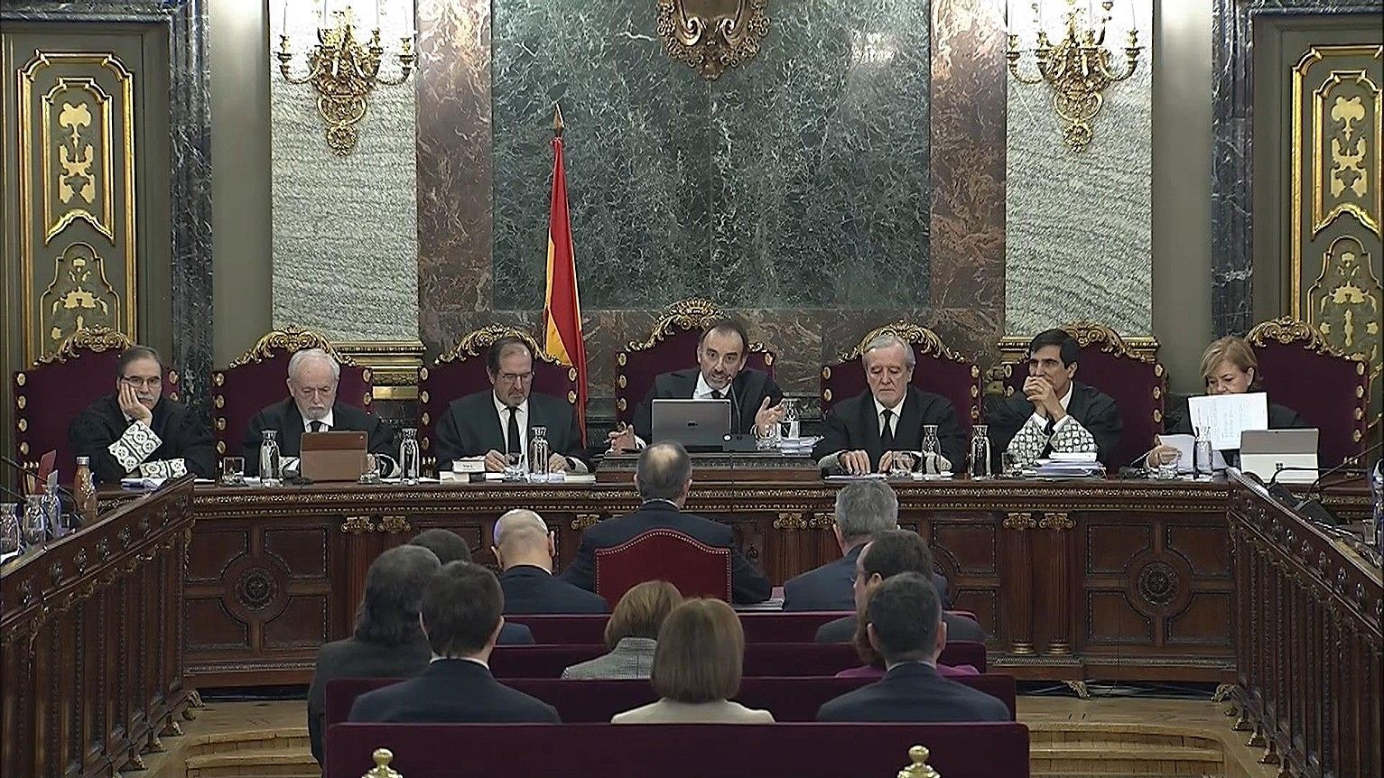 Manuel Marchena epaimahaiko burua Jordi Turull Kataluniako lider independentistari zuzentzen, atzo, Espainiako Auzitegi Gorenean. EFE.