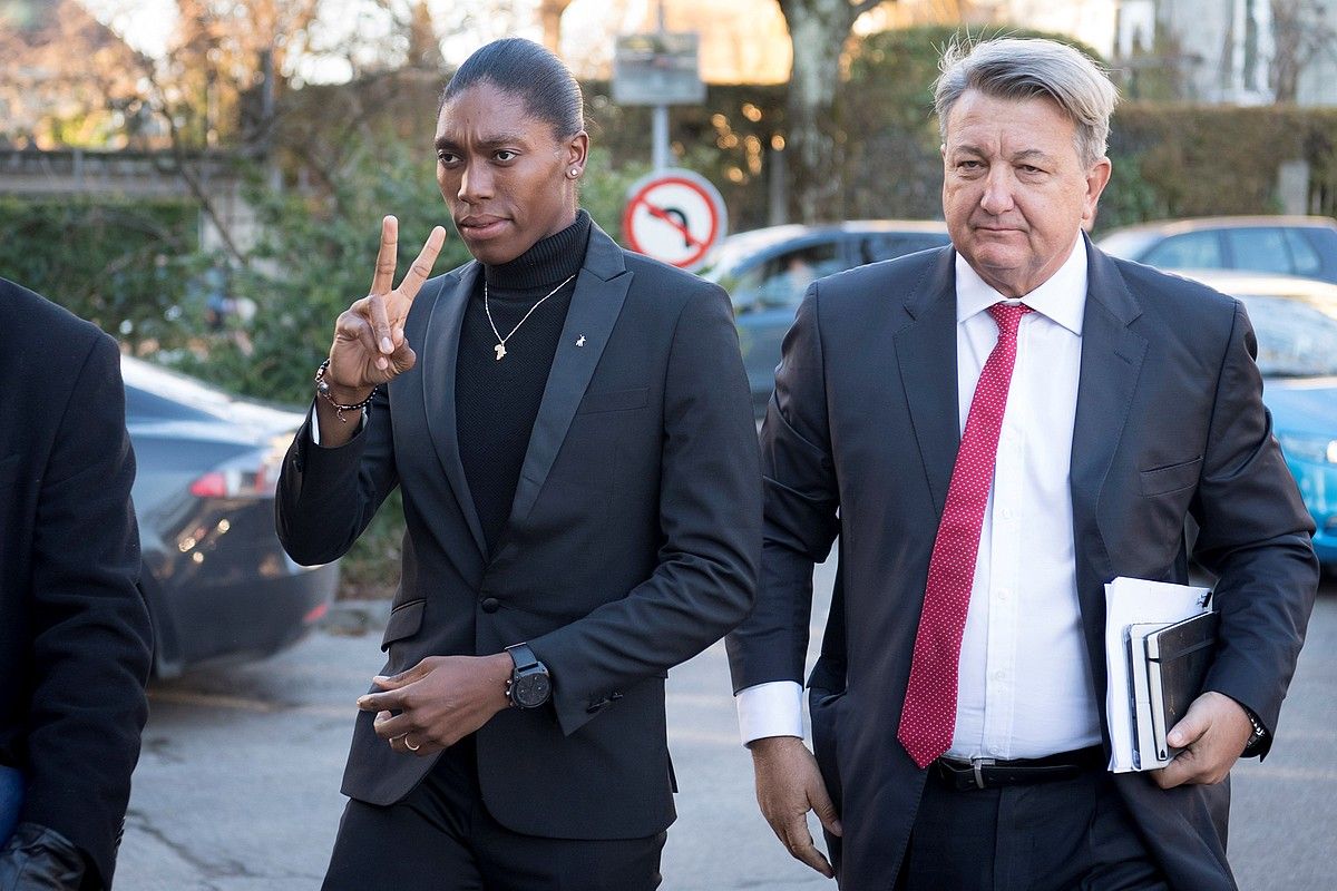 Caster Semenya eta Greogry Nott abokatua, TASeko epaitegian sartzen. LAURENT GILLIERON / EFE.