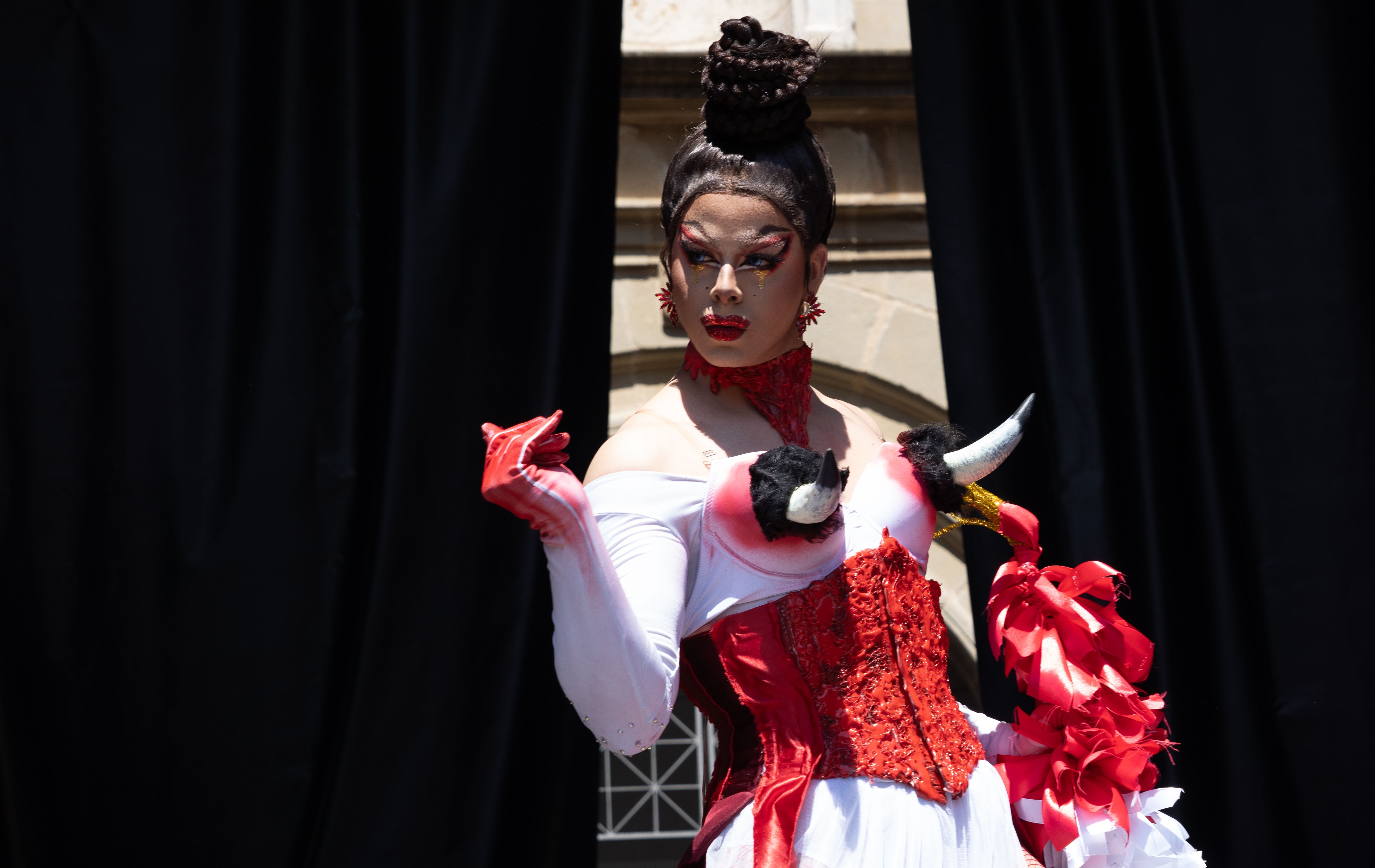 Bermu trabestia Travestika-ren eskutik. JAGOBA MANTEROLA / FOKU Bermu trabestia Travestika-ren eskutik. JAGOBA MANTEROLA / FOKU