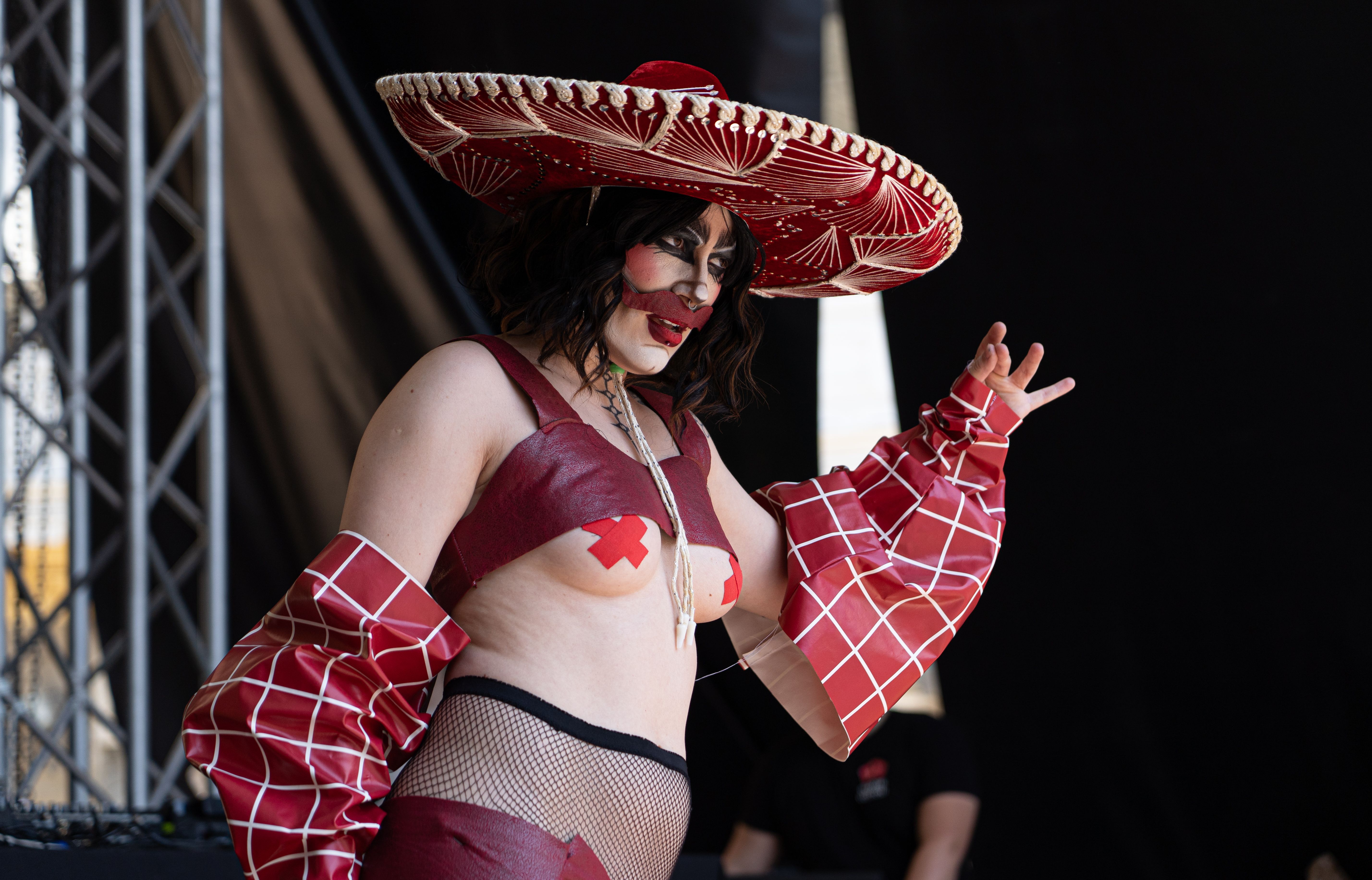 Travestika taldeak sanferminetan inspiratutako jantziekin egin du agerraldia. JAGOBA MANTEROLA / FOKU Travestika taldeak sanferminetan inspiratutako jantziekin egin du agerraldia. JAGOBA MANTEROLA / FOKU
