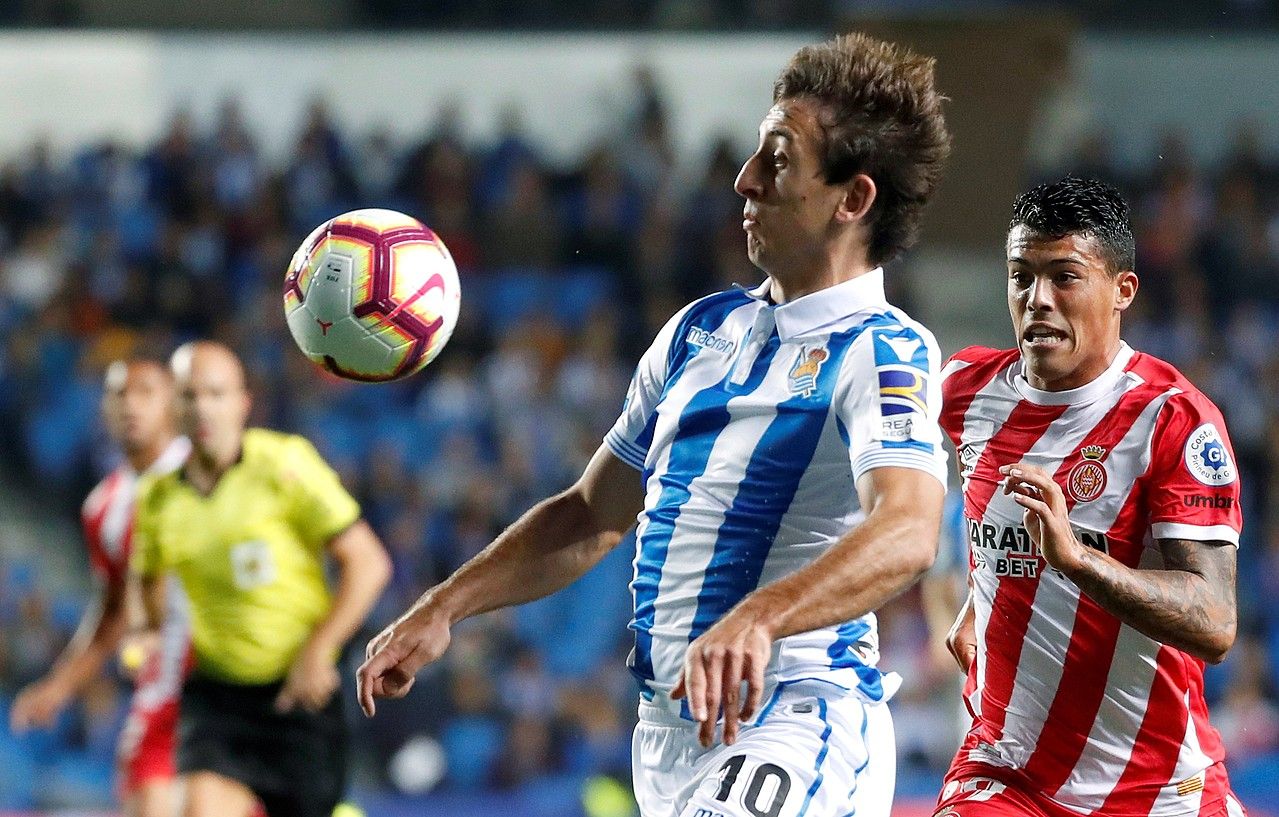 Mikel Oiartzabal, baloia kontrolatu nahian, lehen itzulian Anoetan Gironaren aurka jokatutako partidan. JUAN HERRERO / EFE. Mikel Oiartzabal, baloia kontrolatu nahian, lehen itzulian Anoetan Gironaren aurka jokatutako partidan. JUAN HERRERO / EFE.