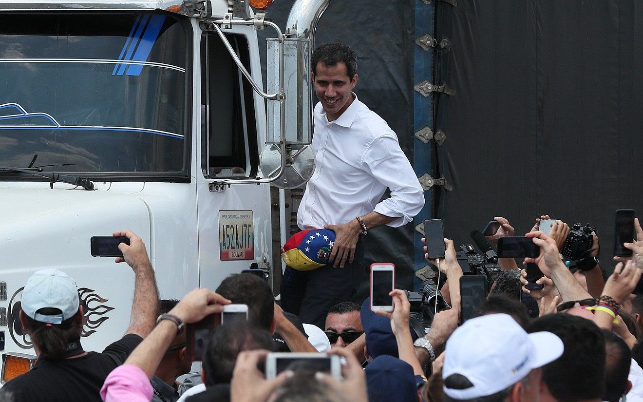 Juan Guaido Venezuelako oposizioko liderra kamioi batean, atzo, Kolonbiako Cucuta hirian. MAURICIO DUEÑAS CASTAÑEDA / EFE.