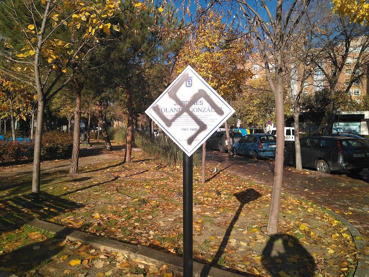 Madrilgo Aluche auzoan Yolanda Gonzalezen omenez dagoen plakari svastika bat margotu diote duela gutxi. BERRIA.