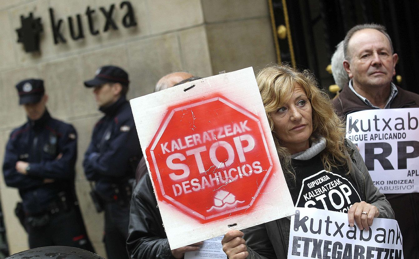 IRPH Stop eta Kaleratzeak Stop plataformen protesta Kutxaren egoitza aurrean, Donostian, 2014ko apirilean. JUAN HERRERO / EFE. IRPH Stop eta Kaleratzeak Stop plataformen protesta Kutxaren egoitza aurrean, Donostian, 2014ko apirilean. JUAN HERRERO / EFE.