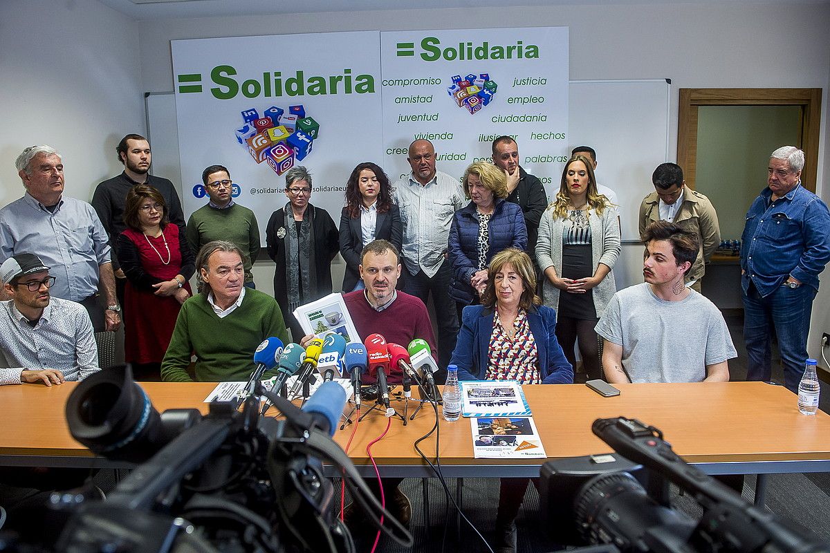Solidaria alderdi berriko ordezkariak, atzo, Bilbon. LUIS JAUREGIALTZO / FOKU.