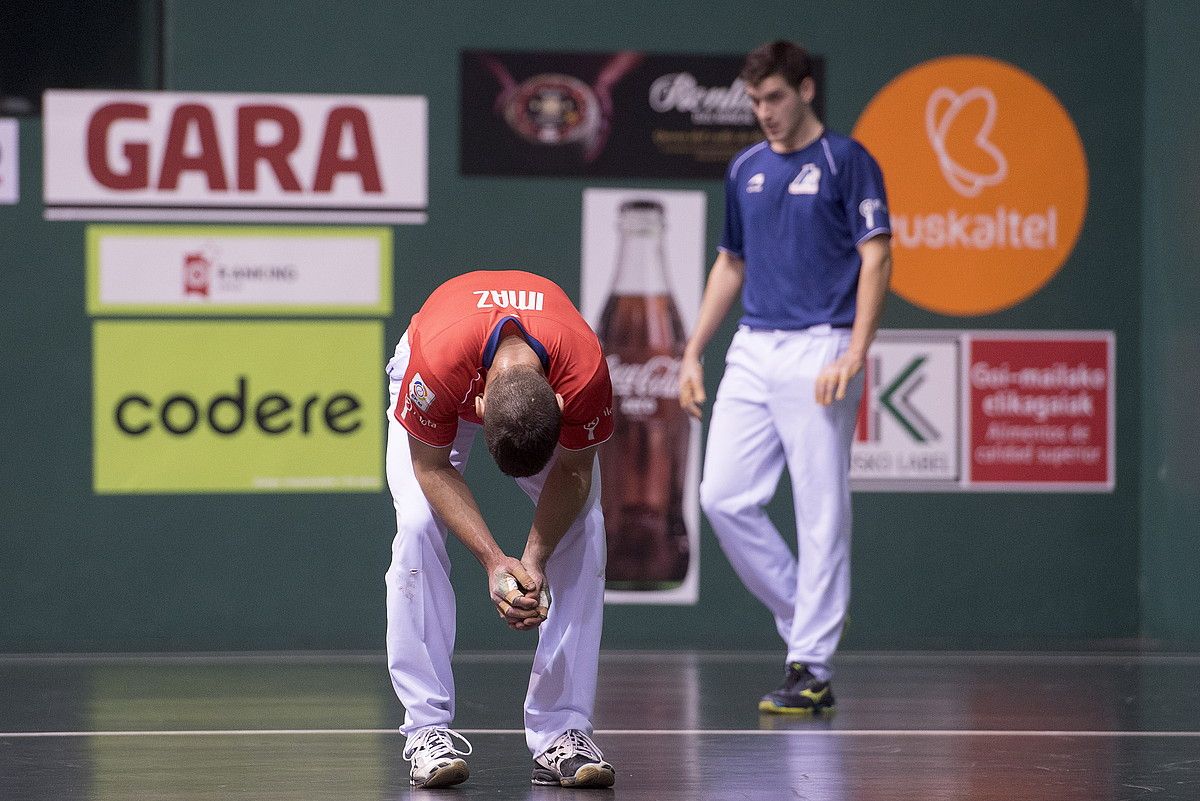 Ander Imaz Baiko Pilotako atzelaria, burumakur, Binakako Txapelketako partida batean. IÑIGO URIZ / FOKU.