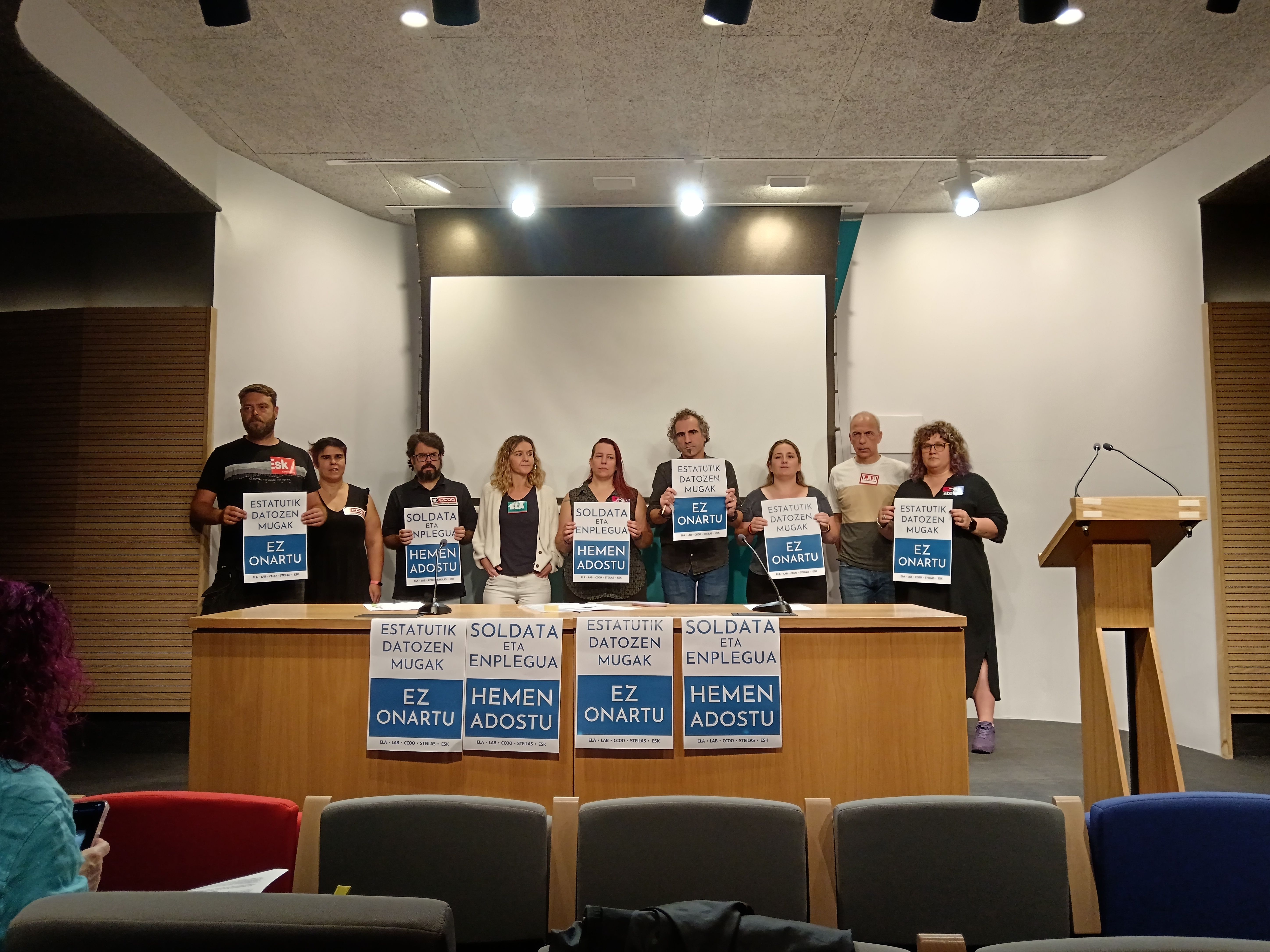 LAB, ELA, CCOO, Steilas eta ESK sindikatuen agerraldia, gaur, ELAren Bilboko egoitzan. BERRIA