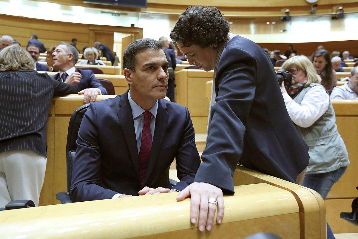 Pedro Sanchez Espainiako presidentea eta Magdalena Valerio Lan ministroa, Madrilen, otsailaren 19an. KIKO HUESCA / EFE. Pedro Sanchez Espainiako presidentea eta Magdalena Valerio Lan ministroa, Madrilen, otsailaren 19an. KIKO HUESCA / EFE.
