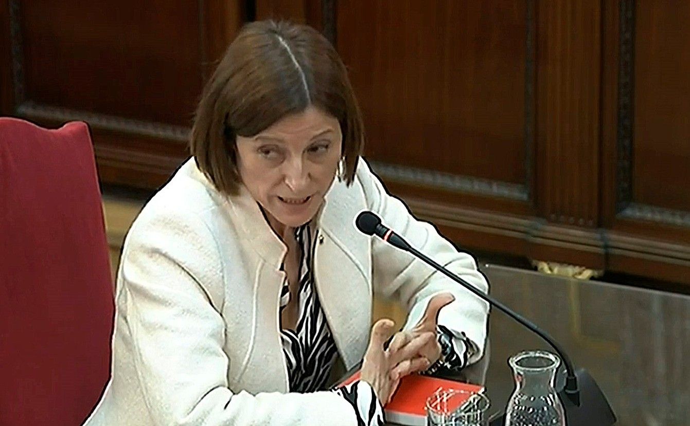 Carme Forcadell Kataluniako Parlamentuko presidente kargugabetua, atzo, fiskalaren galderei erantzuten. EFE. Carme Forcadell Kataluniako Parlamentuko presidente kargugabetua, atzo, fiskalaren galderei erantzuten. EFE.